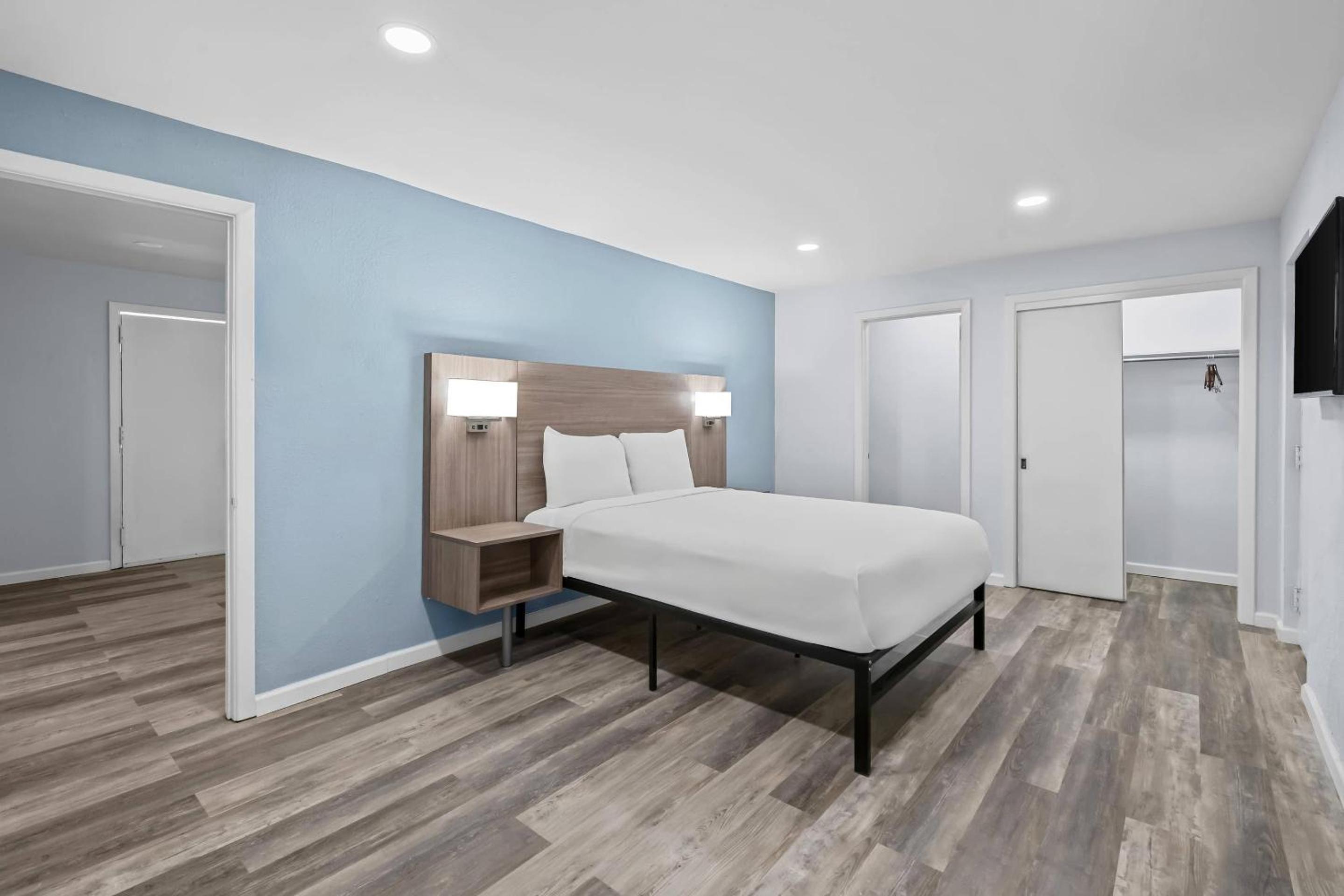 Suburban Studios Newport News - Hampton 30/49