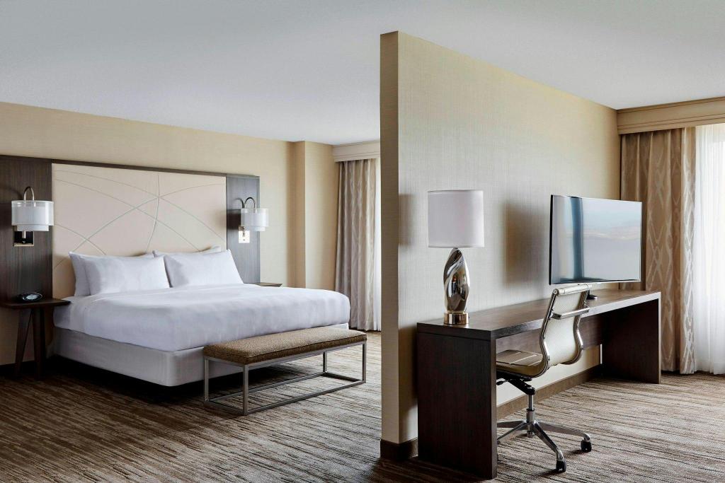Executive, Suite, King Bed, Water Front, Sofa