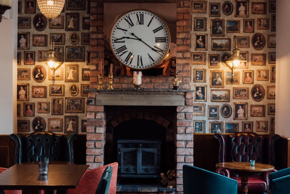 Peaky Blinders Accommodation & Bar 46/50
