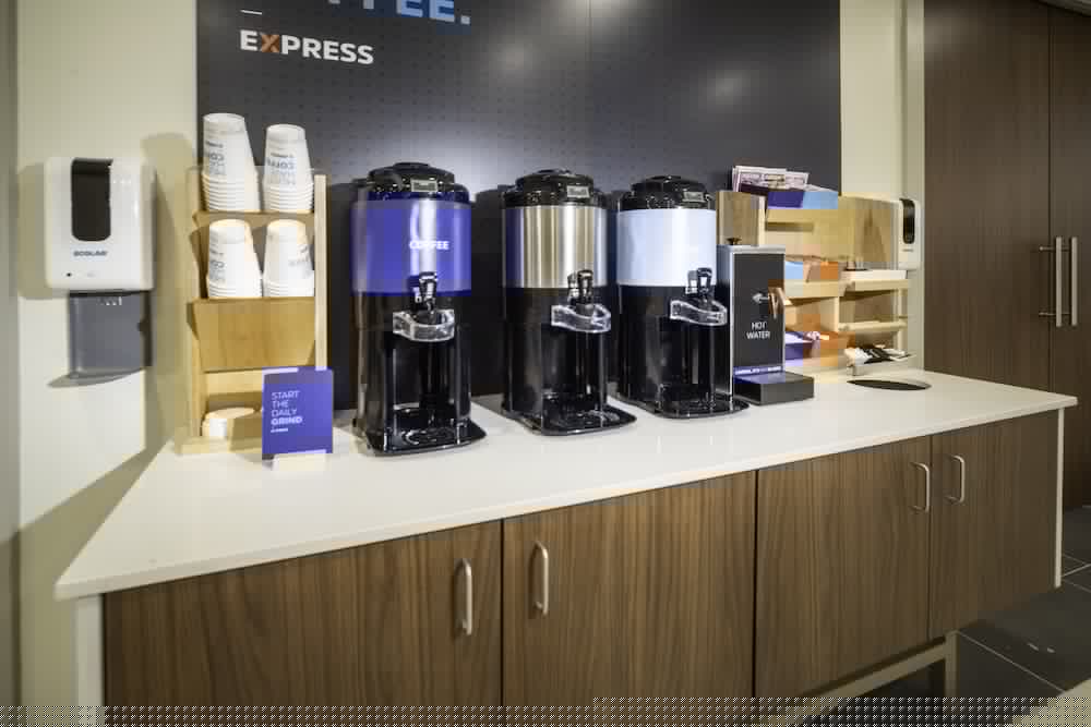 Holiday Inn Express & Suites Fort Myers Airport 47/54