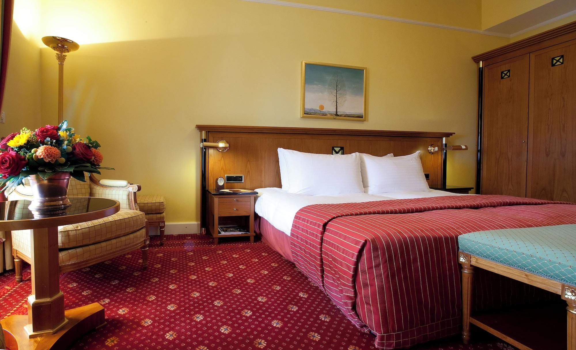Fairmont, Queen Bed