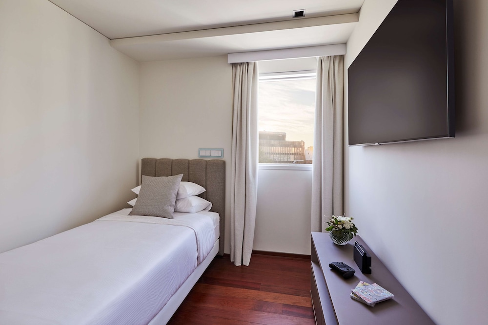 Hyatt Regency Madrid Residences 7/34