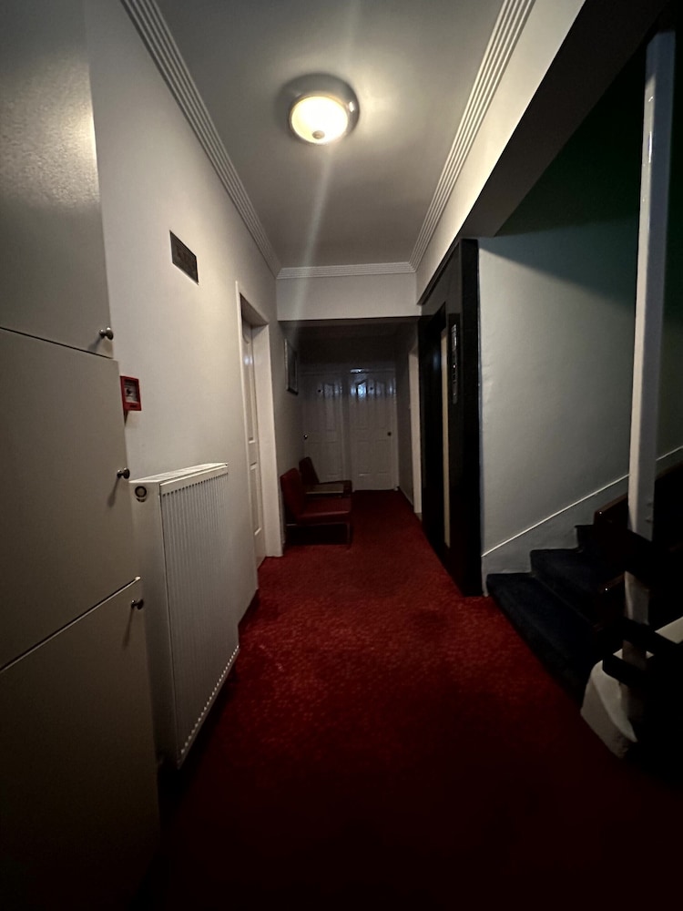 Headman Hotel 33/41