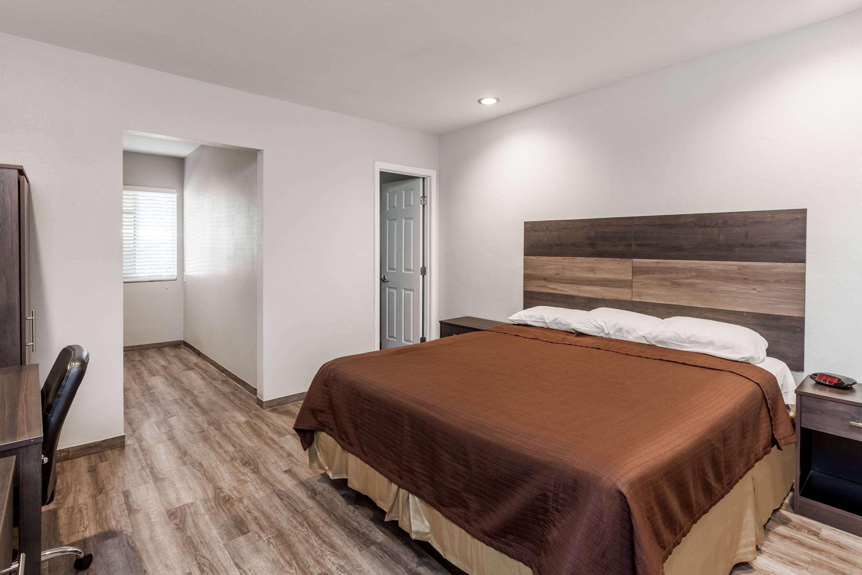 1 King Bed - Non-Smoking, Micfridge