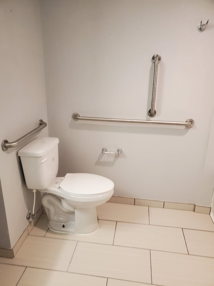 Clarion Hotel & Suites BWI Airport North 58/62