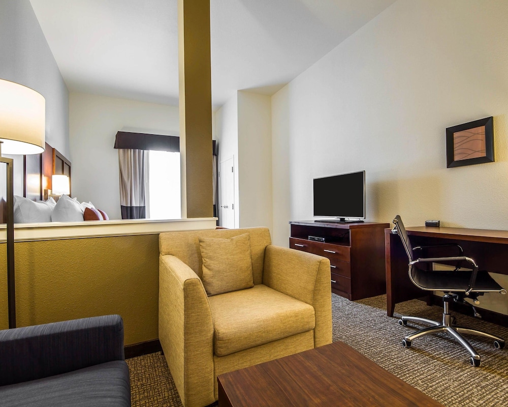 COMFORT SUITES WOODLAND - SACRAMENTO AIRPORT 44/46
