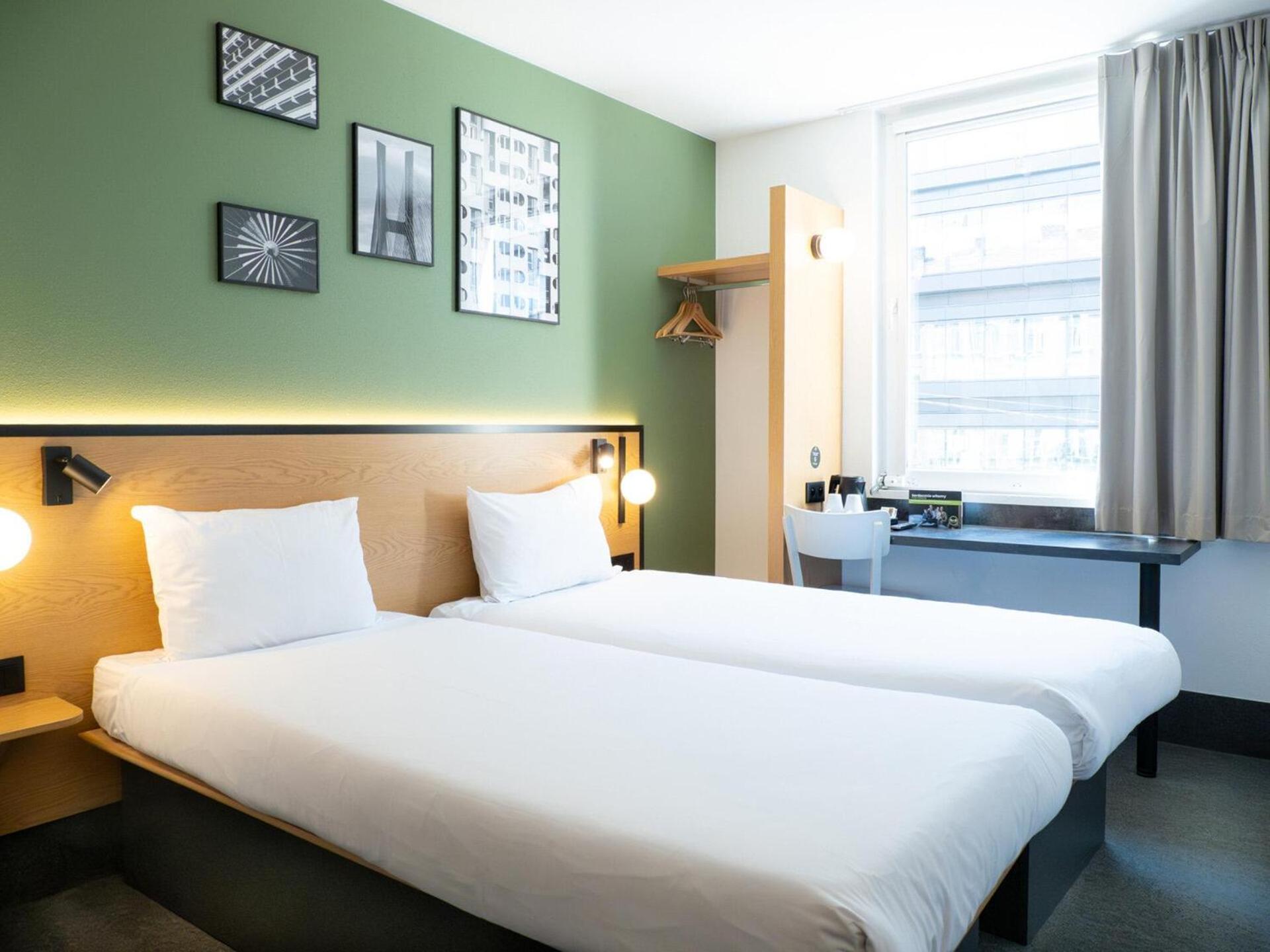 ROOM, TWIN BEDS