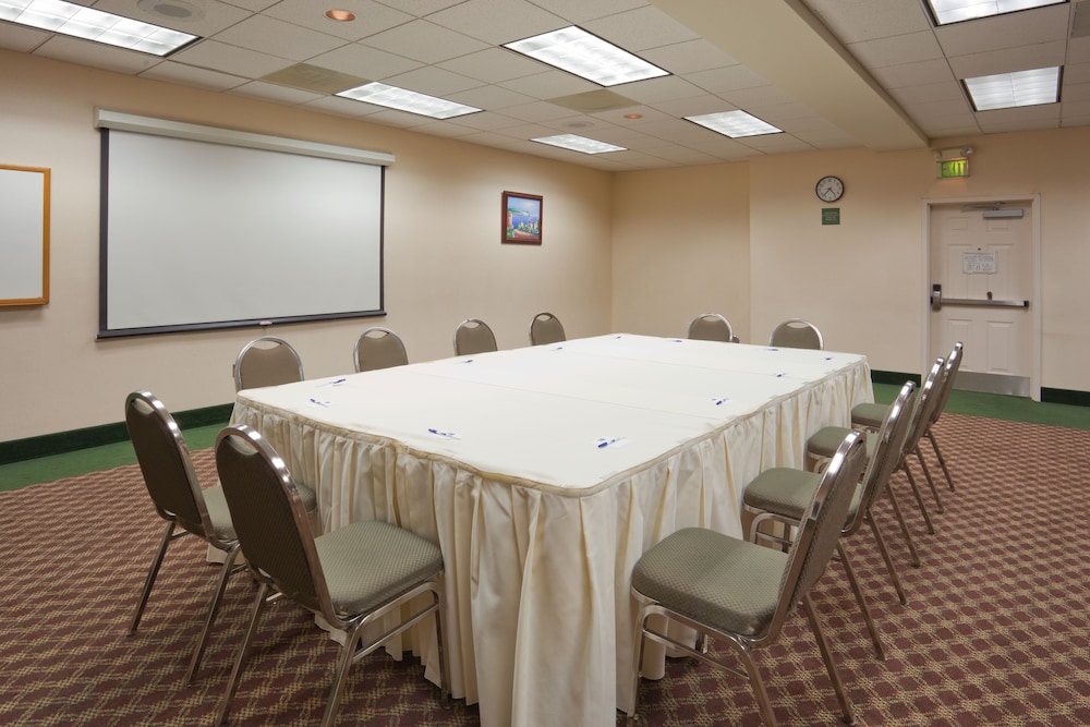 Holiday Inn Express Hotel & Suites Tracy 59/77