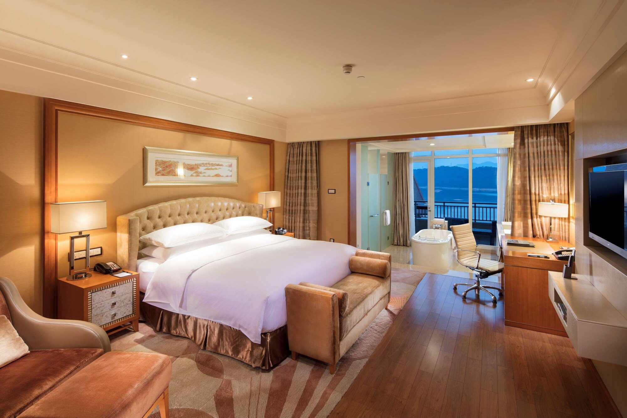 DELUXE, SUITE, LAKE VIEW
