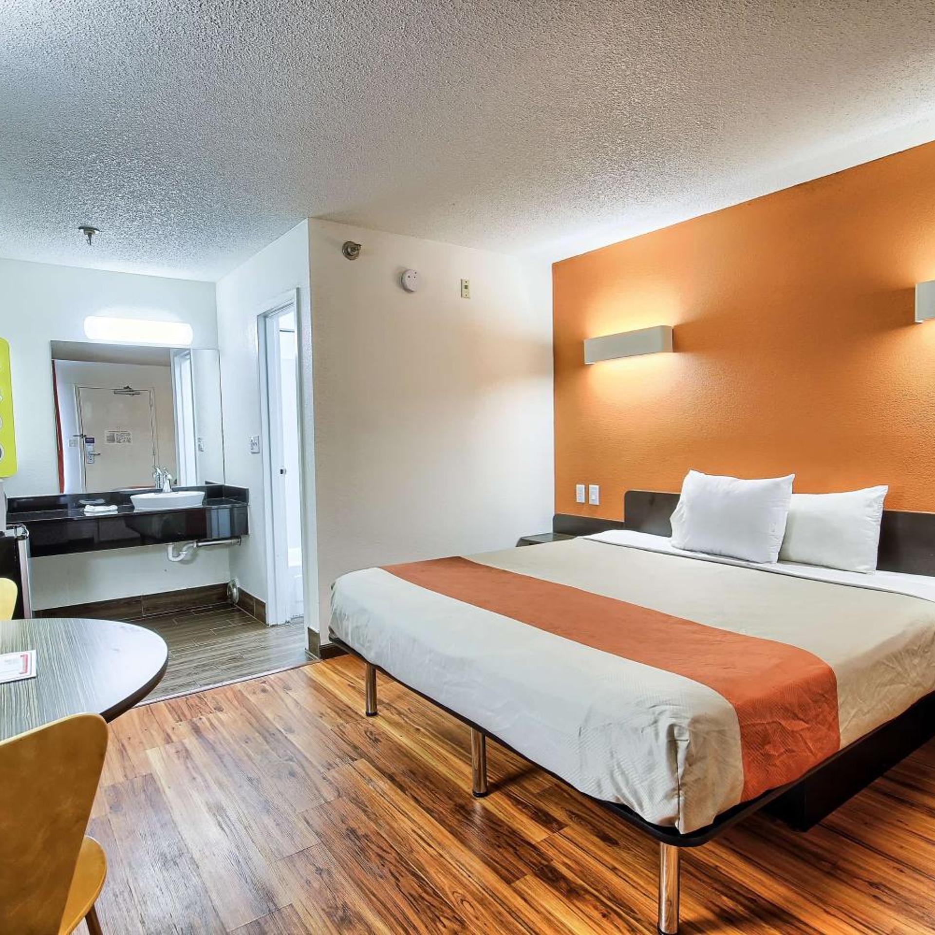 ROOM, KING BED, ACCESSIBLE