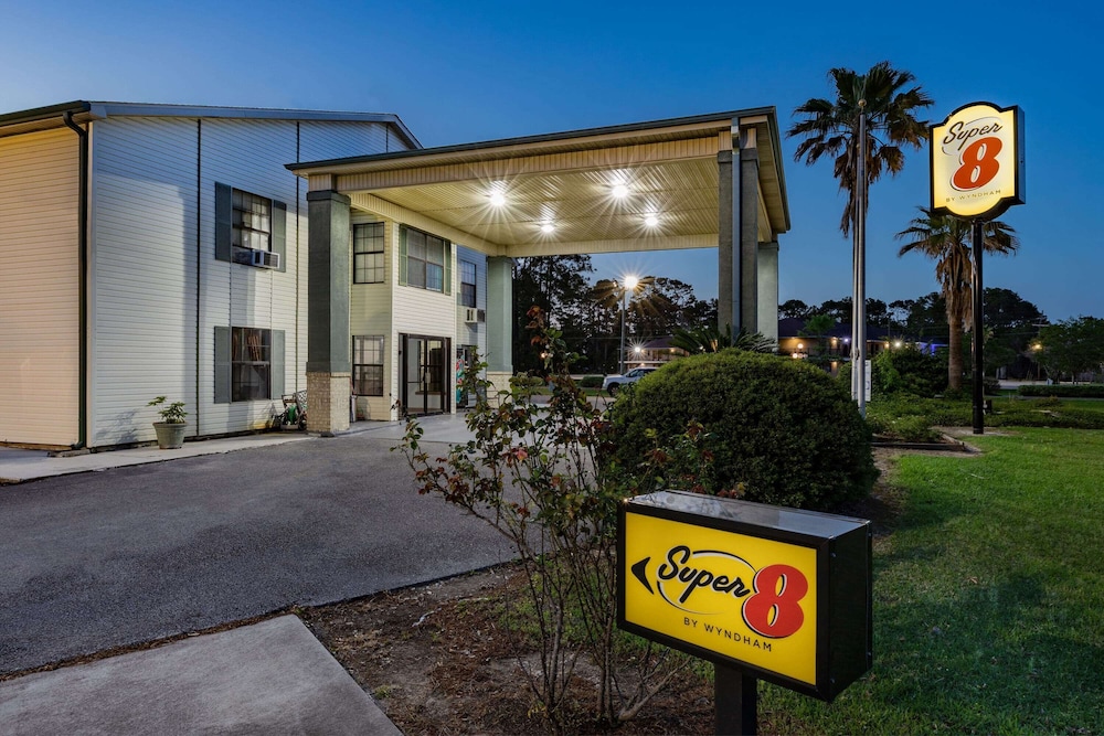 Super 8 by Wyndham Kinder/Coushatta near Casino 33/38