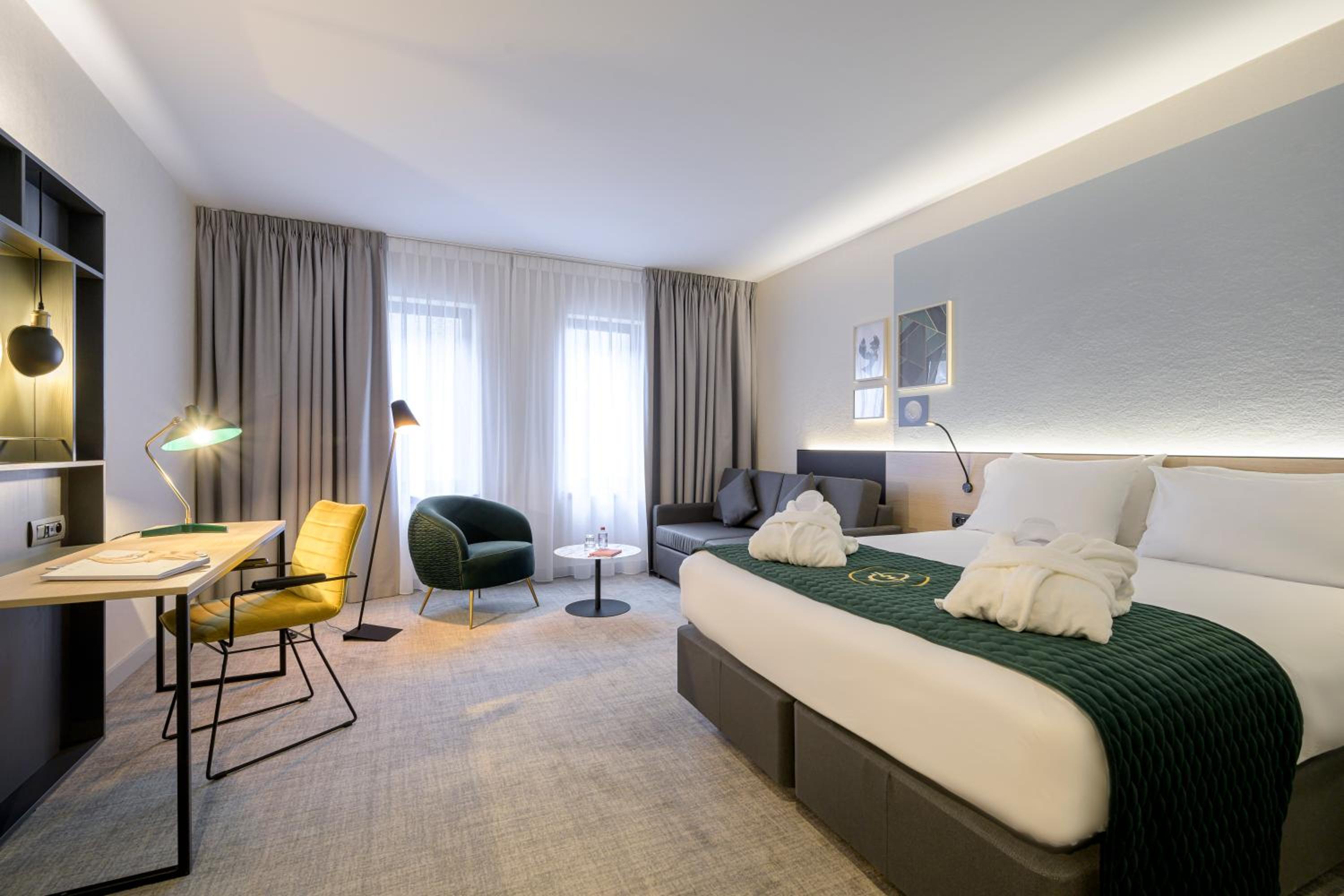 Standard, Queen Bed, Sofa, Middle Floor