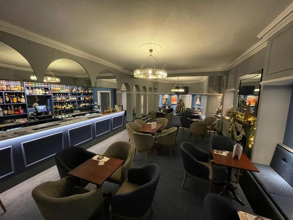 THE MANOR HOTEL 48/71