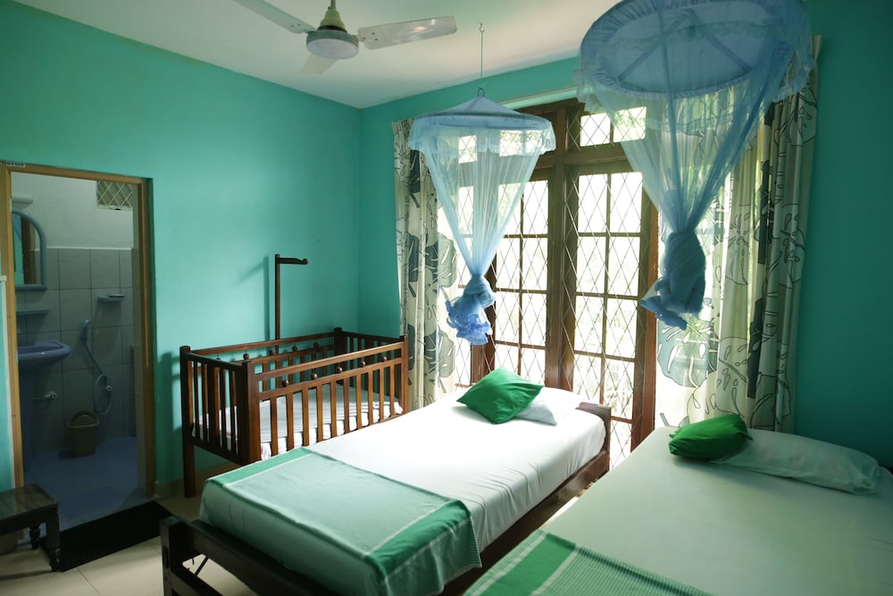 STANDARD, TWIN BEDS, WITH FAN