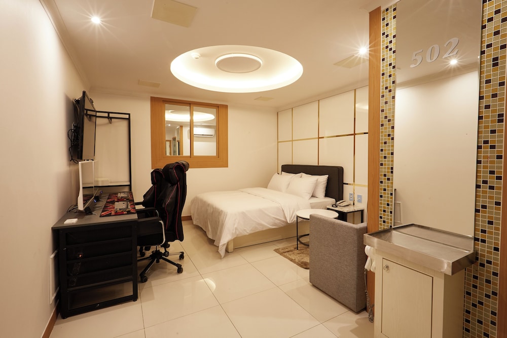JM Hotel 65/66