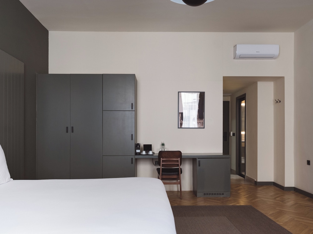 Honest Budapest by Chic & Basic 28/81