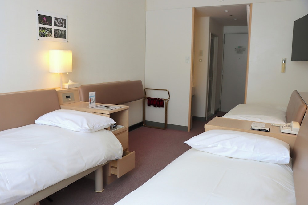 ROOM, 3 BEDS, WEST WING