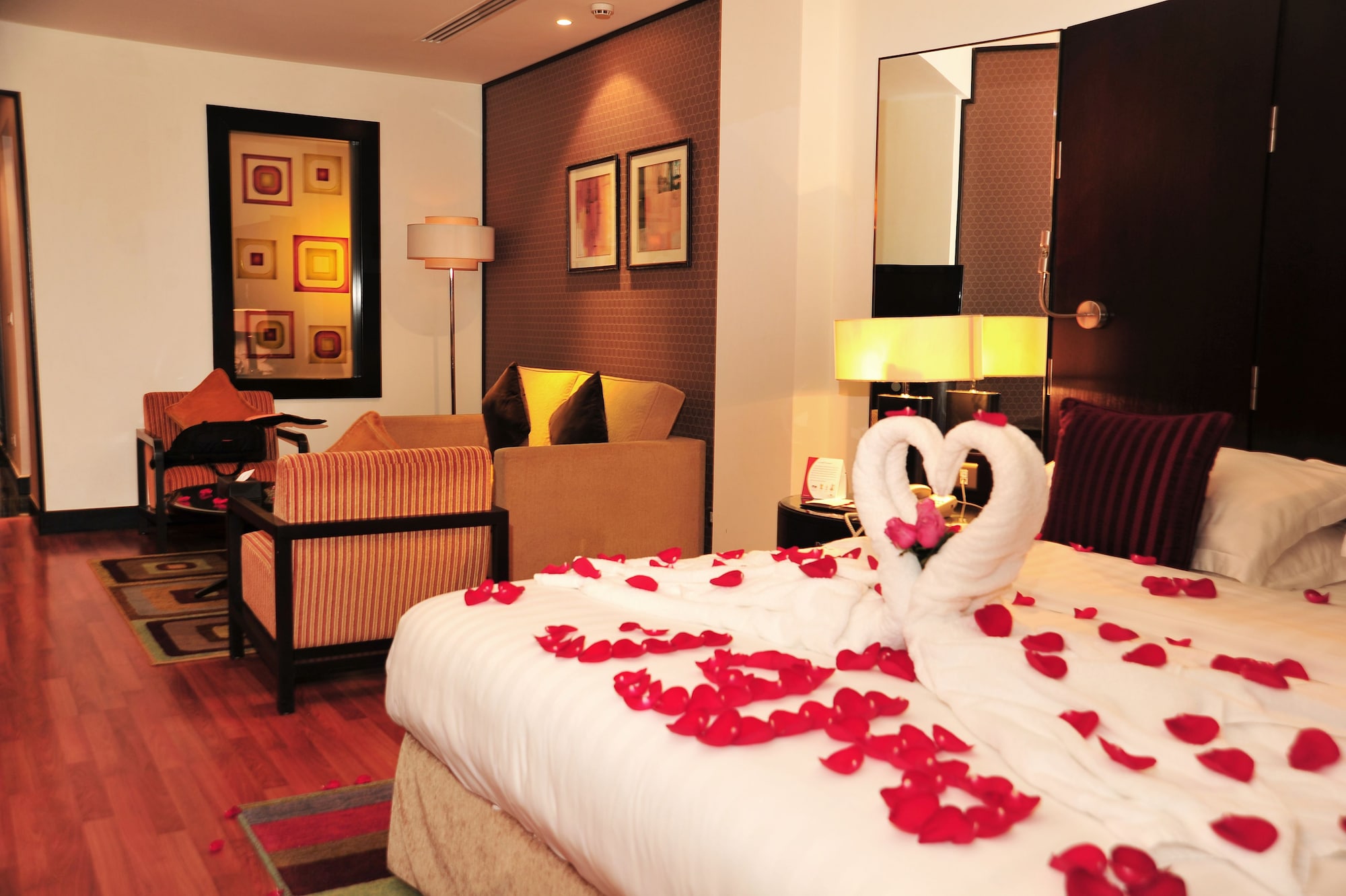 JUNIOR SUITE, KING BED, LIVING AREA