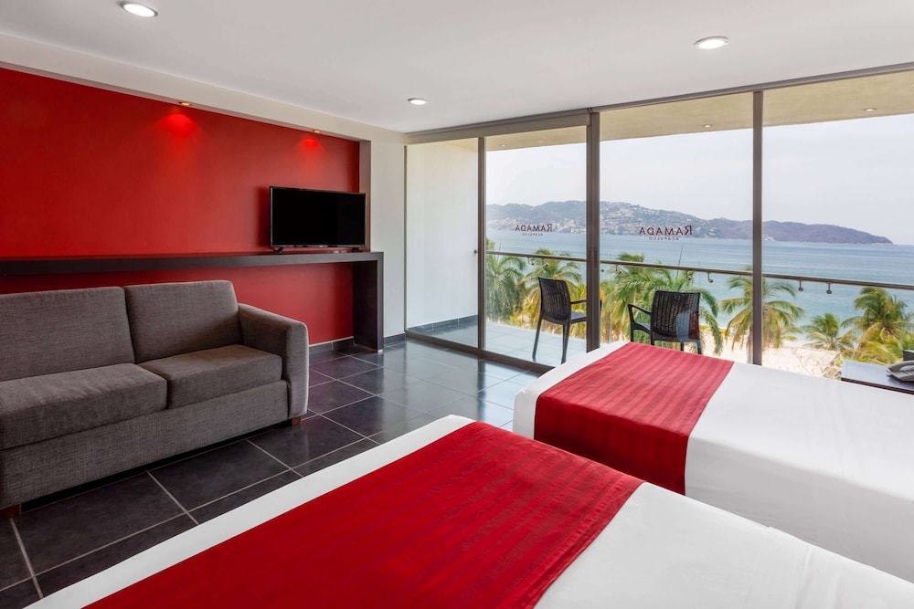 Ramada by Wyndham Acapulco Hotel and Suites 38/61