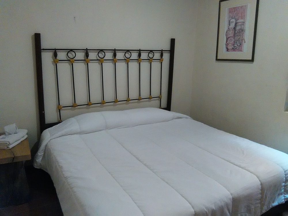 ROOM, DOUBLE BED