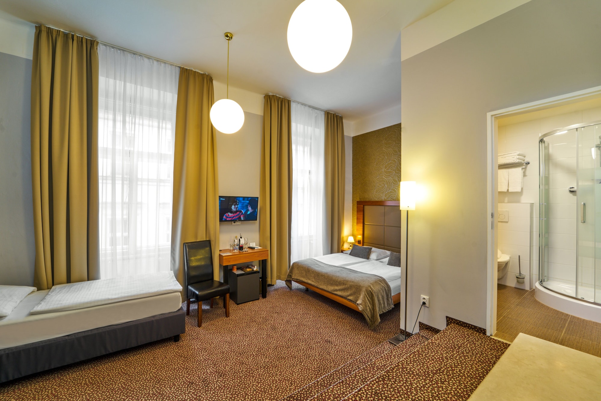 غرفة رباعية بثلاثة أسرّة، Metropolitan Old Town Hotel 9/10