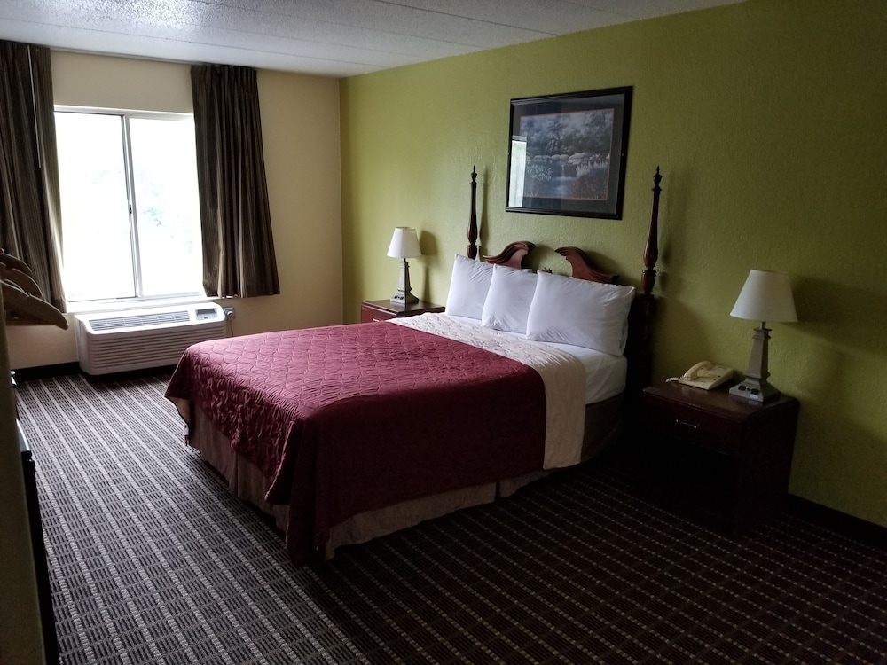 OYO Travelodge by Wyndham Lansing IL 6/26