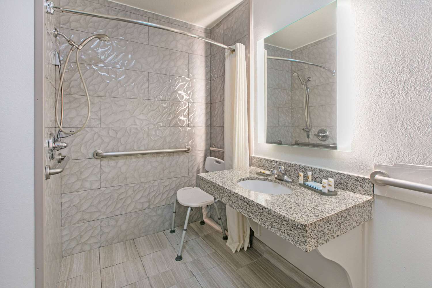 La Quinta Inn & Suites by Wyndham Fredericksburg 45/48