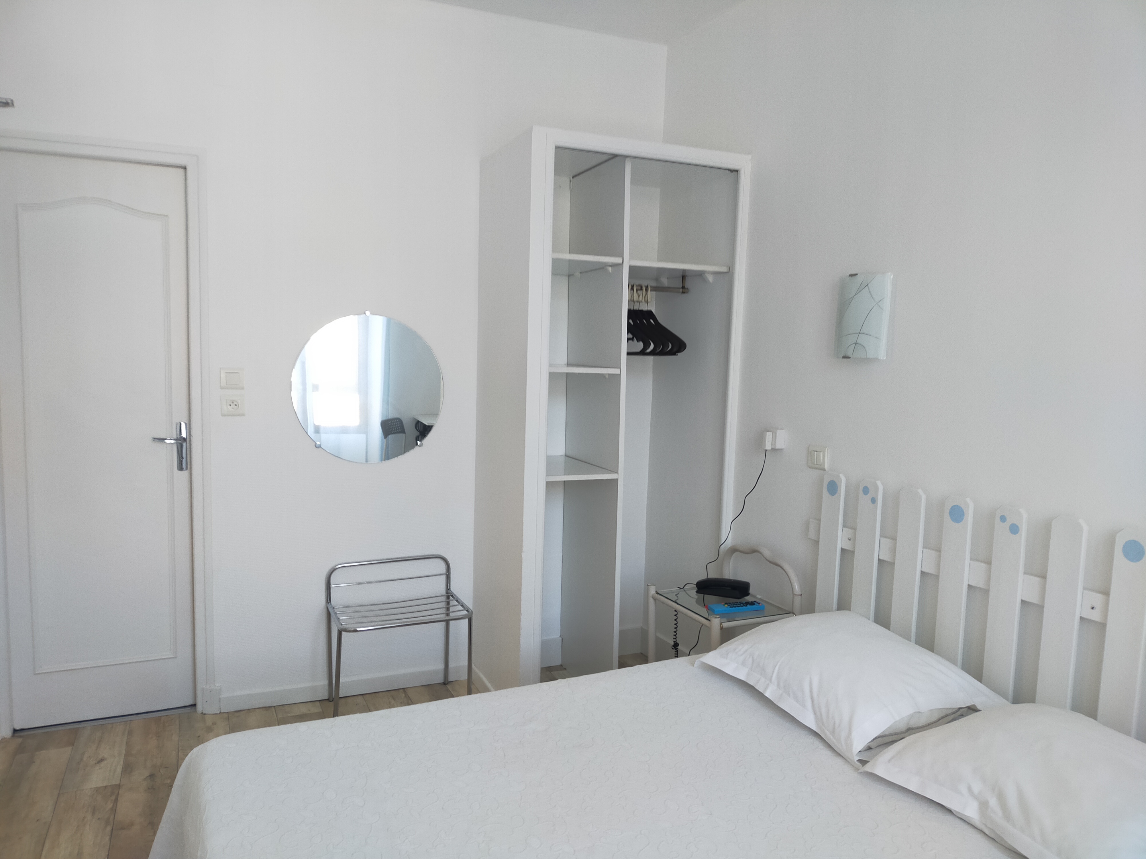 AU NOUVEL HOTEL 4/25