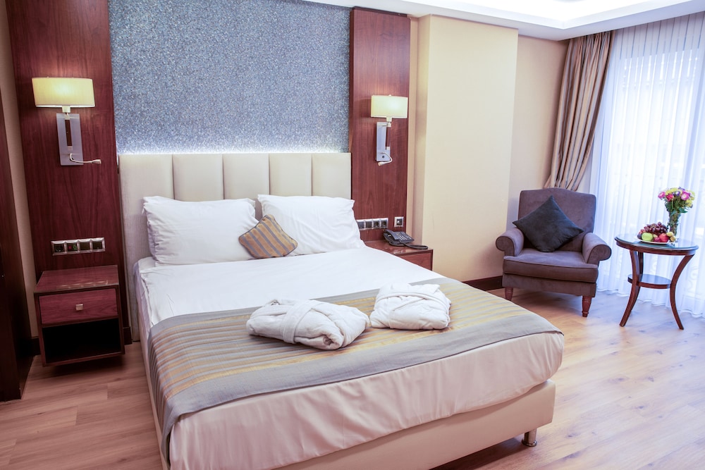 2 BEDROOMS, SUITE