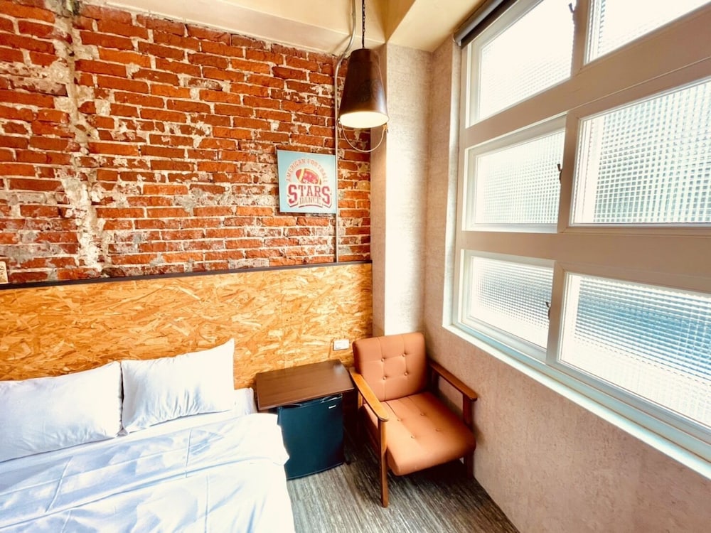 Ph Hostel 8/72
