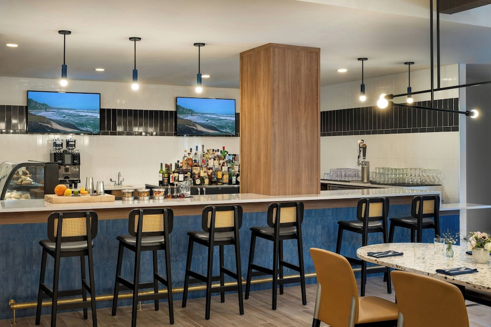 Delta Hotels by Marriott Jacksonville Deerwood 30/52