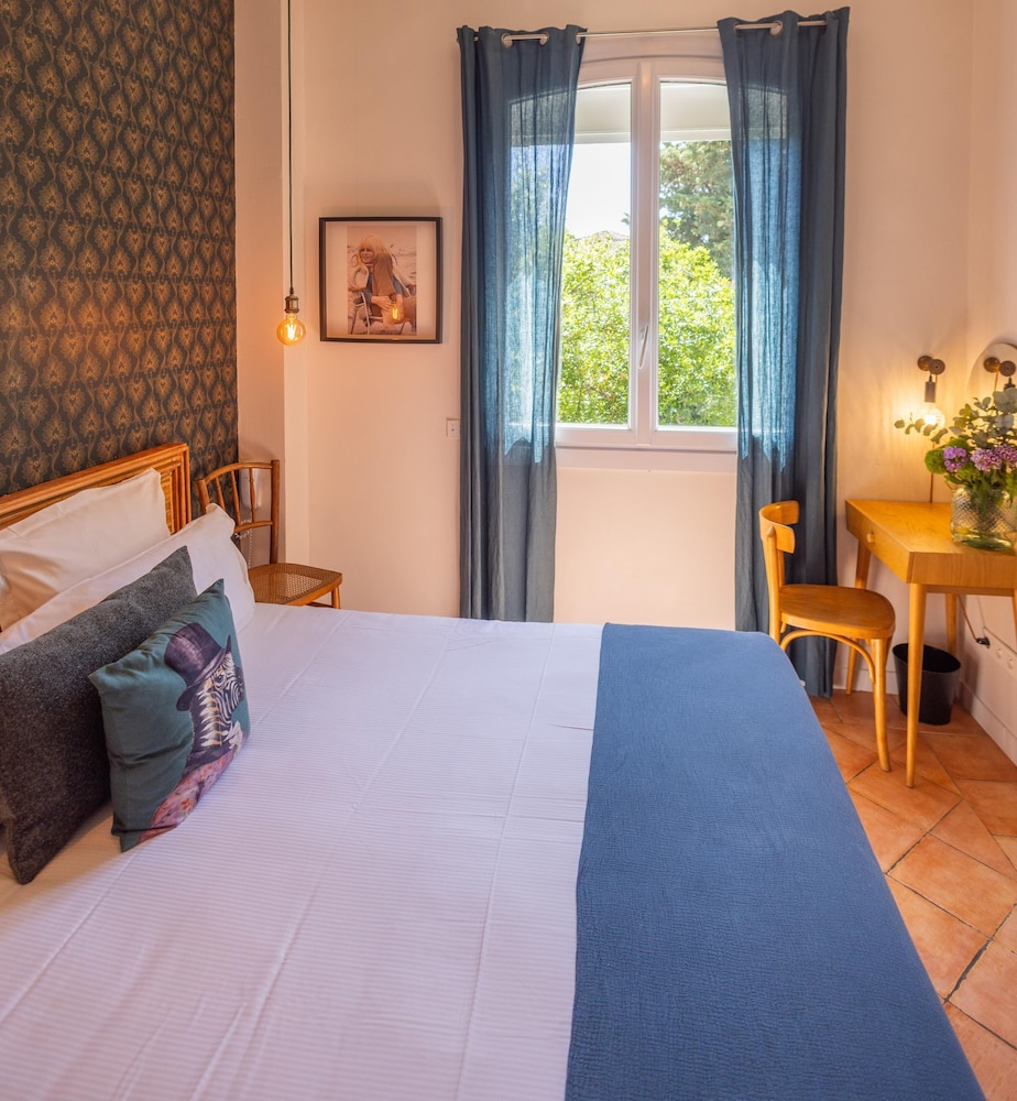 ROOM, QUEEN BED