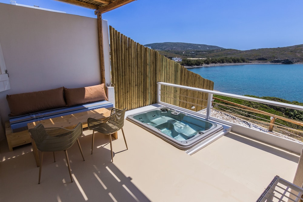 SALT SUITES & EXECUTIVE ROOMS 32/56