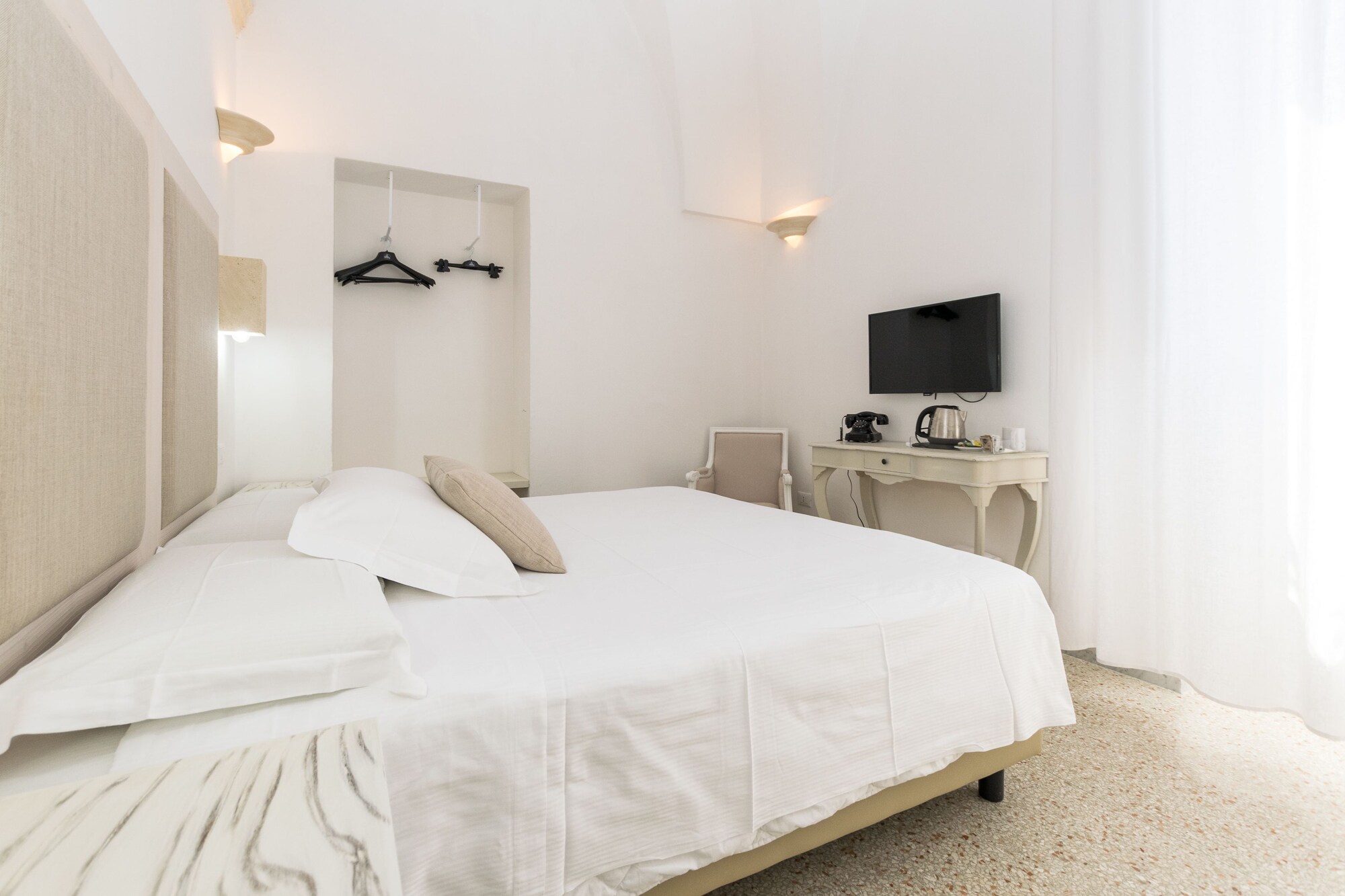 ROOM, DOUBLE OR TWIN BED