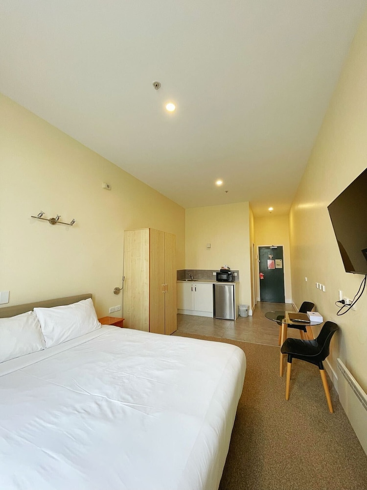 DELUXE, KING BED, KITCHENETTE