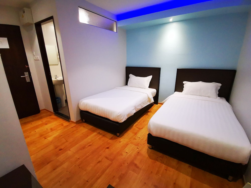 ROOM, TWIN BEDS