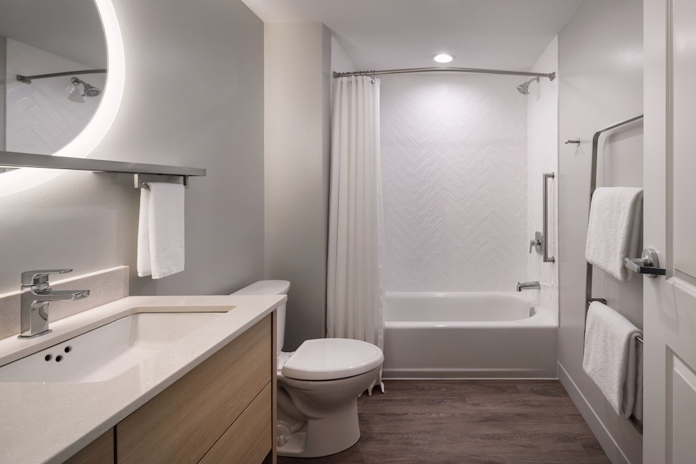 TownePlace Suites by Marriott West Kelowna 33/35