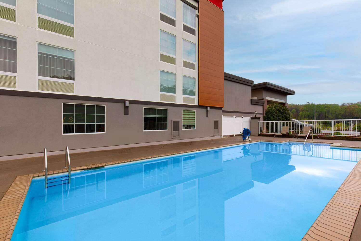 La Quinta Inn & Suites by Wyndham Knoxville Papermill 4/45