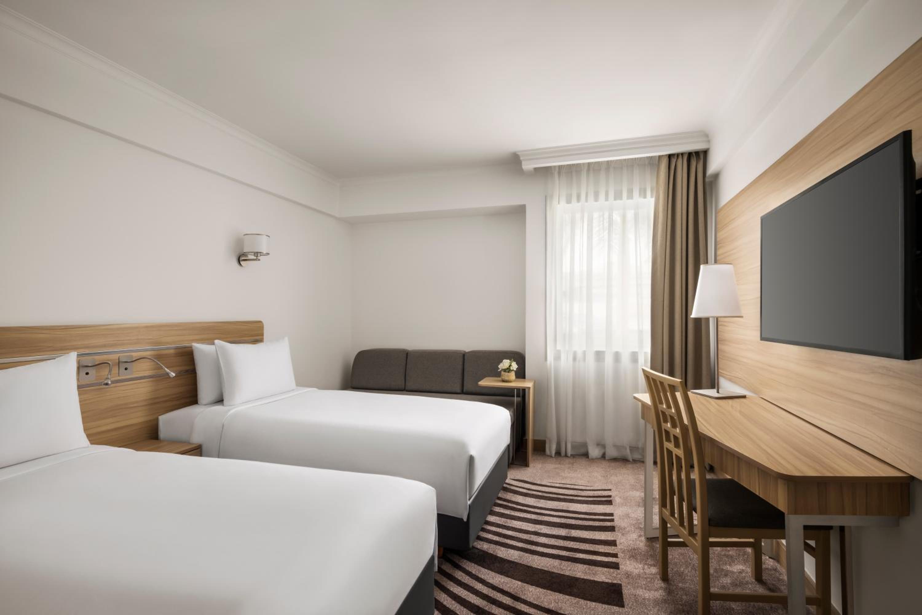 غرفة سوبيريور بسريرين منفصلين بإطلالة على المسبح، Novotel Cairo Airport 4/10