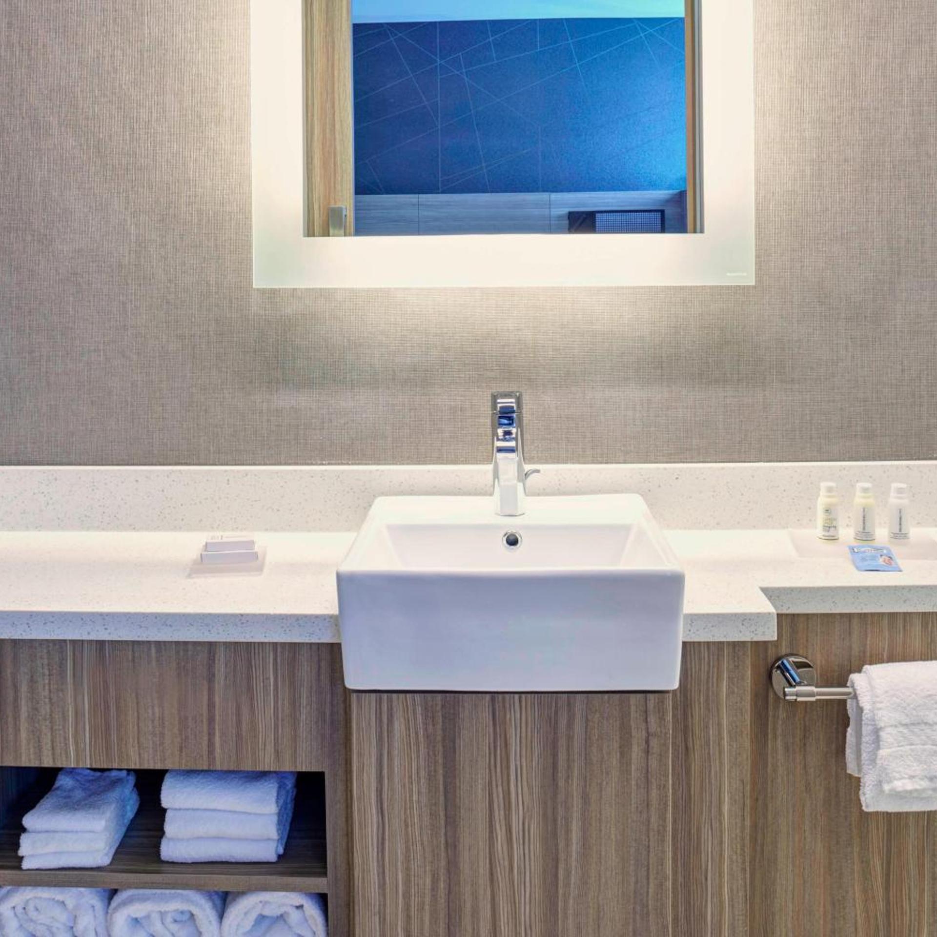 جناح بسرير كينج مع سرير سحّاب إضافي مع أريكة لذوي الإعاقة، Springhill Suites Grand Rapids West 8/8