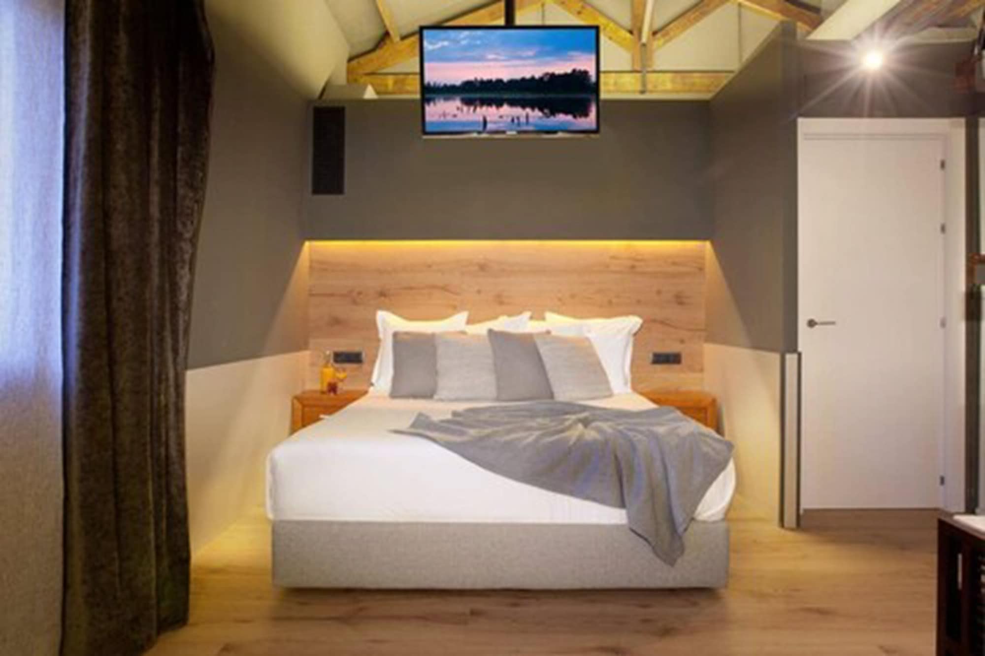 3 Bedrooms, Apartment, 1 Double and 4 Single Beds