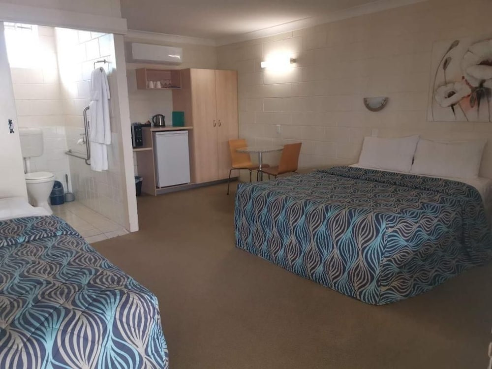 NAMBOUR LODGE MOTEL 15/37