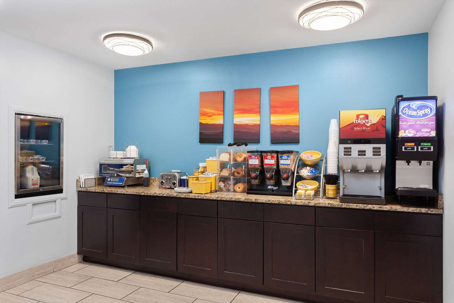Days Inn & Suites by Wyndham Sellersburg 26/32
