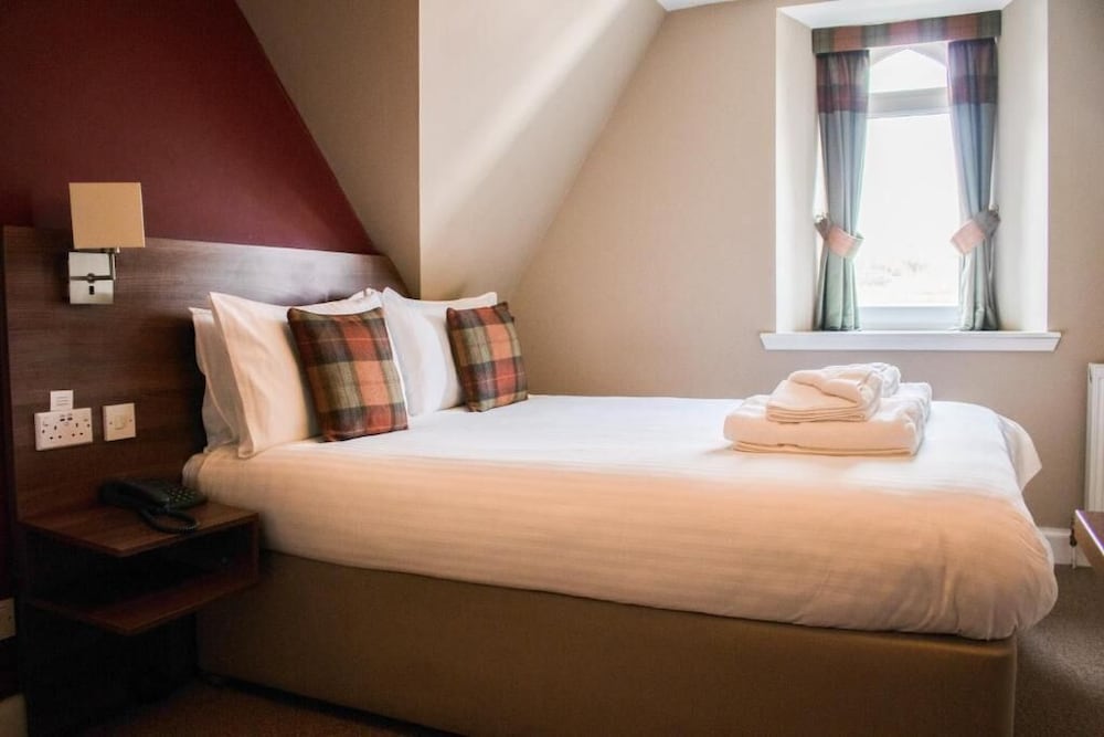 PORTREE HOTEL 12/36
