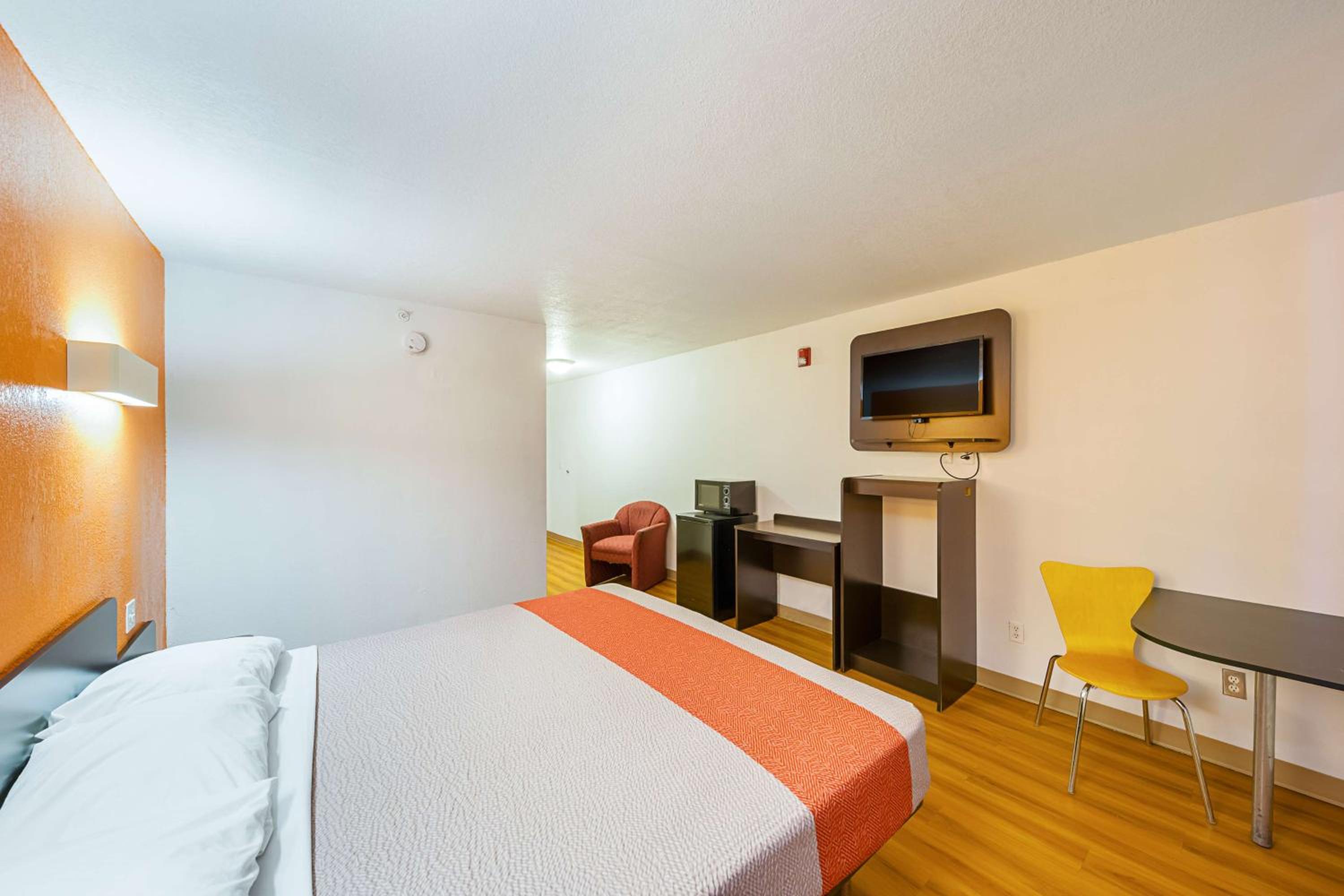 ROOM, KING BED, ACCESSIBLE