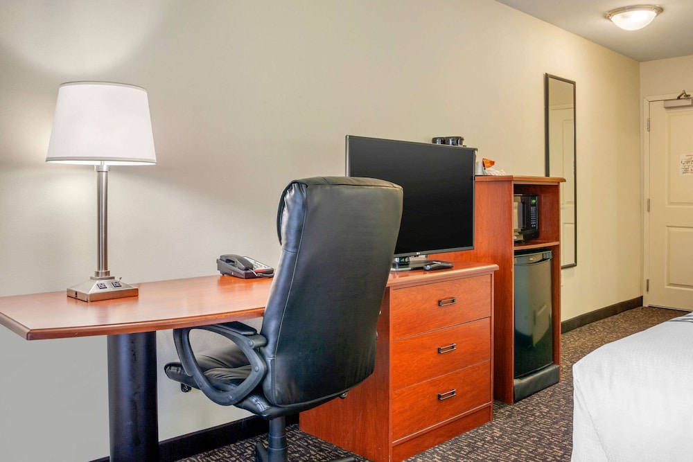 Sleep Inn and Suites Airport Milwaukee WI 32/38