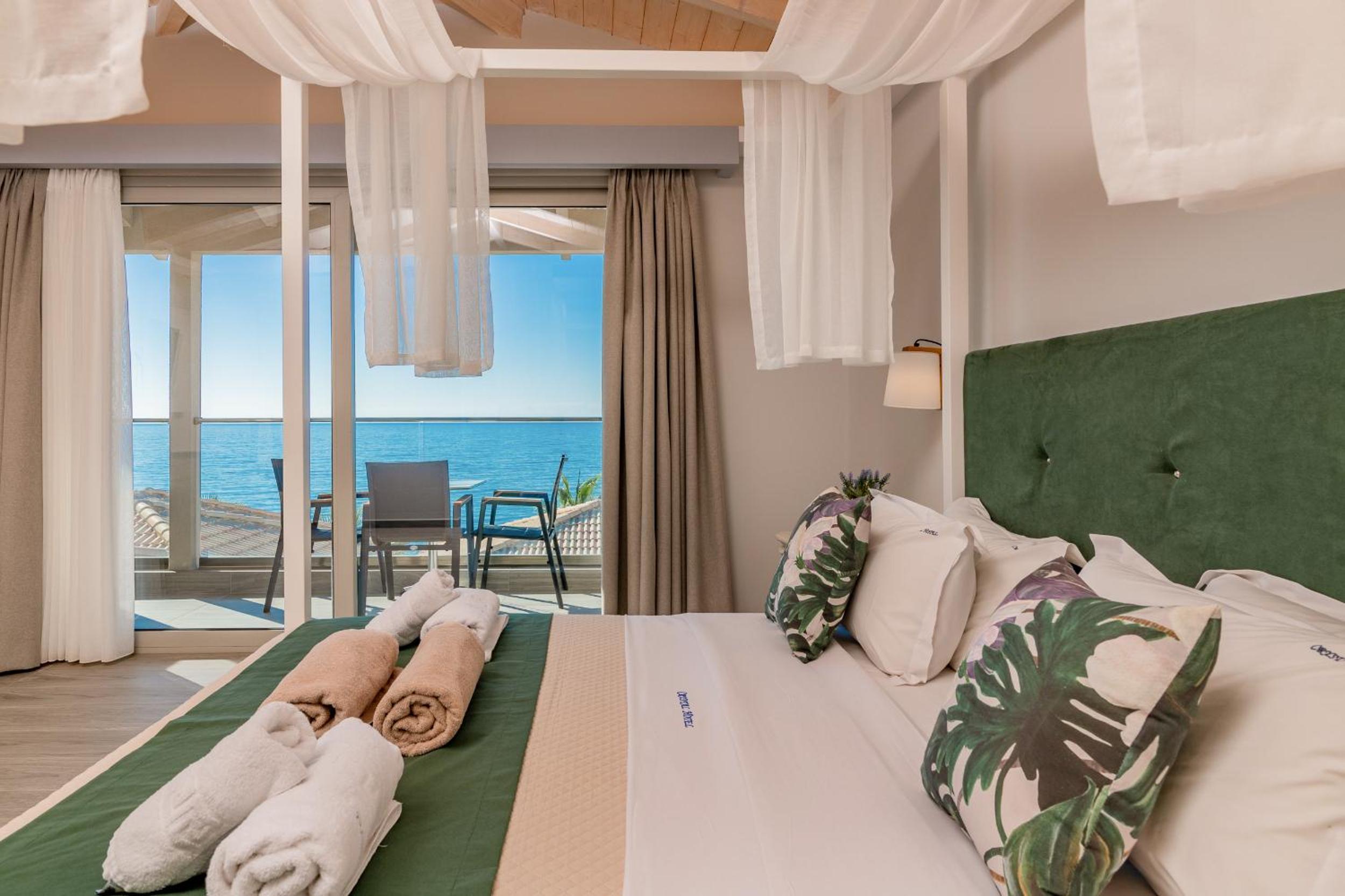 غرفة بسرير كوين بإطلالة على البحر، Crystal Beach Hotel 2/7