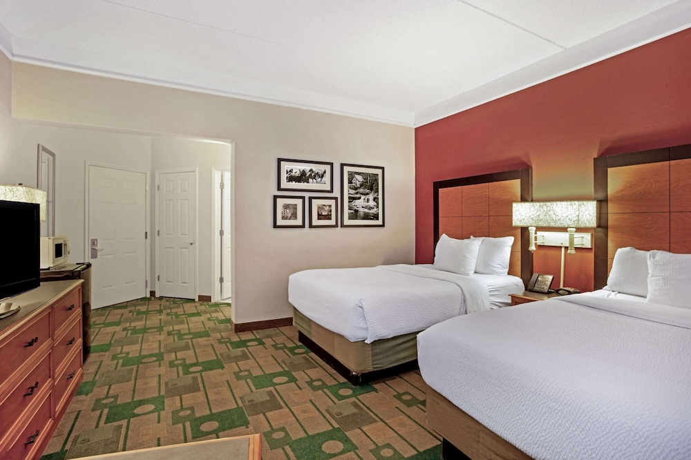 La Quinta Inn Suites Winston Salem 29/64
