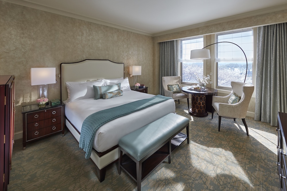 DELUXE, KING BED