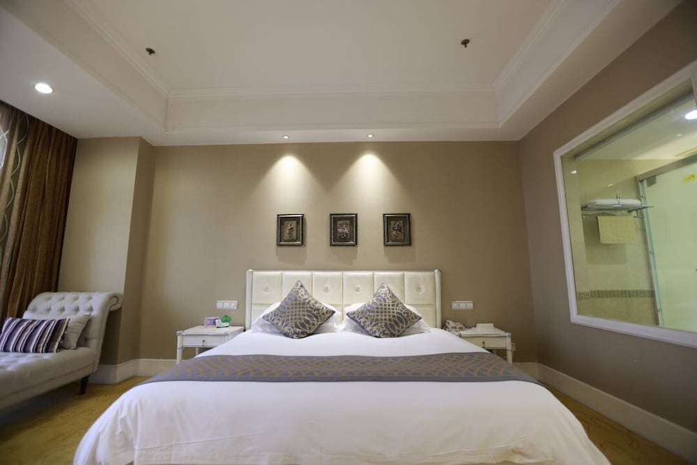 Room at Nanjing Suning Universal Hotel, NANJING